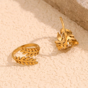 Anillo abierto de acero inoxidable bañado en oro de 18K con diseño de rama y circón