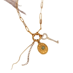 Collar de cadena tipo clip dorado con dije de llave corazón y moneda sol con cuenta verde