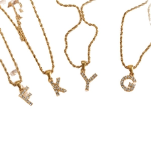 Goldene Kordelkette mit kristallbesetzten Buchstabenanhängern F, K, Y und G