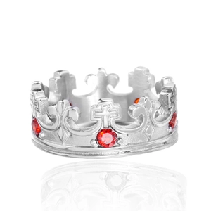 Detailopname van een zilveren kroonring met rode edelstenen en fleur-de-lis gravures