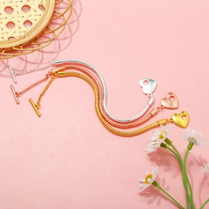 Bracciali a catena serpente tricolore con ciondolo a cuore e chiusura a T su rosa