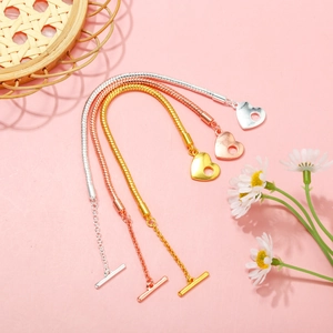 Dreifarbiges Schlangenkettenarmband mit Herzanhänger und T-Verschluss in Gold, Silber und Rosé