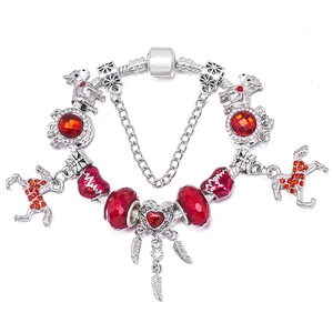 Pulsera de dijes DIY con cadena plateada, cuentas rojas, colgantes de caballo y corazón