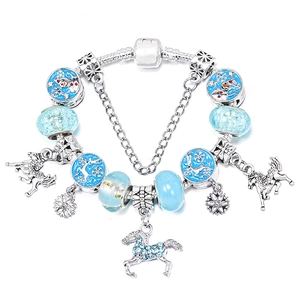 Pulsera de cadena de serpiente plateada con cuentas de vidrio azul y dijes de caballo