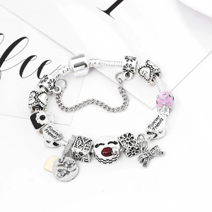Silbernes Bettelarmband mit Herzschloss und Forever Friends Anhänger auf weißem Grund