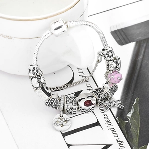 Silbernes Charme-Armband mit Herzschloss-Anhängern und LOVE sowie 21 Perlen besetzt