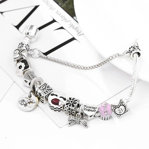 DIY Bettelarmband mit Herzschloss und Anhängern an einer Schlangenkette für Damen