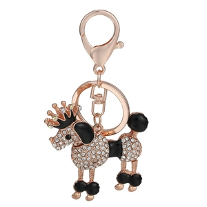 Vue détaillée du porte-clés caniche en or rose avec cristaux pavés et fermoir métallique