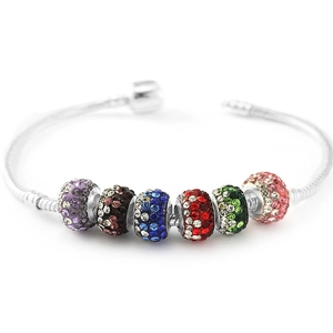 Pulsera de cadena de serpiente plateada con seis dijes de pedrería de colores