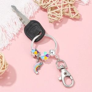 DIY Schlüsselanhänger mit buntem Regenbogen-Herzanhänger und silberner Schlangenkette