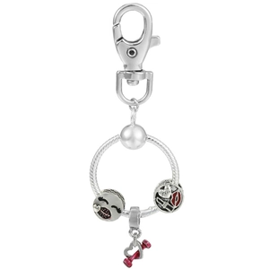 Détail du porte-clés argenté avec breloque emoji bisou et pendentif cœur rose