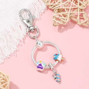 Porte-clés en métal argenté avec pendentifs lapin et crème glacée sur fond rose