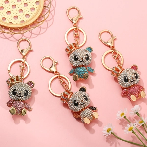 Vue détaillée de quatre porte-clés panda incrustés de cristaux avec des couronnes
