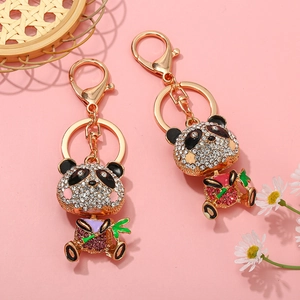 Detail von Panda Schlüsselanhängern mit funkelnden Strasssteinen und goldenem Karabiner