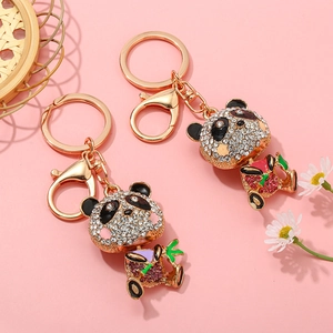 Funkelnder Panda-Schlüsselanhänger aus Goldlegierung mit Kristallen auf rosa Grund