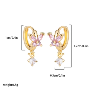 Détail des boucles d'oreilles papillon plaquées or 18K avec cristaux roses et dimensions