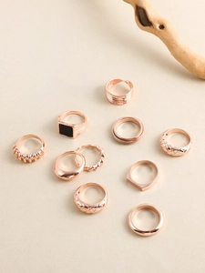 Detailansicht des 10-teiligen Roségold-Ringsets mit schwarzem Edelstein und Texturen