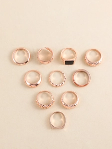 Detailansicht eines 10-teiligen Ringsets in Roségold mit geometrischen Mustern und Harz