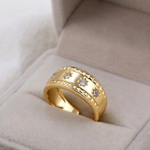 Detail van de 18K vergulde verstelbare ring met sterpatronen en zirkonia-edelstenen
