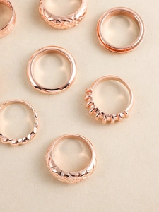 Detailaufnahme des 10er-Sets 14K Roségold-Ringe mit geometrischen Mustern zum Stapeln