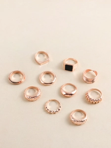 Detailansicht des 10-teiligen Ringsets in Roségold mit geometrischen Mustern und Inlays