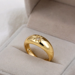 Macro-opname van 18K vergulde brede ring met sterren-zirkonia in een fluwelen doosje