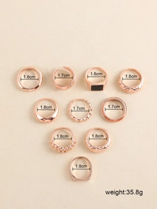Detailansicht des 10-teiligen Goldring-Sets mit schwarzem Stein und Texturbändern
