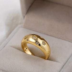Detail van 18K vergulde koepelring met ster-zirkonia's in een luxe doosje