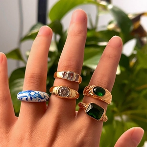 Ensemble de bagues dorées 18K avec pierres vertes et détails en résine marbrée