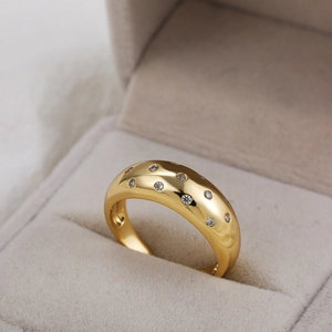 Macro-opname van 18K gouden dome-ring met zirkonia steentjes in een juwelendoosje
