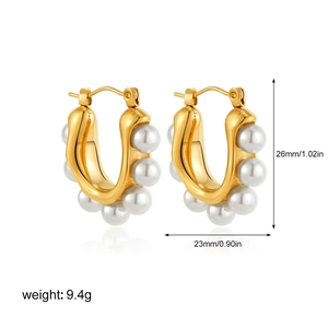 Detailweergave van U-vormige gouden oorbellen met parels, maat 26mm en gewicht 9,4g