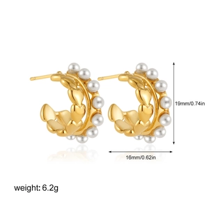 Detail van gouden C-vormige oorringen met parels, afmetingen 19mm en gewicht van 6,2g