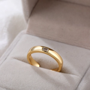 Macro-detail van een verstelbare 18K gouden ring met baguette-zirkonia in een doosje
