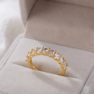 Close-up van 18K gouden ring met ovaal geslepen zirkoonstenen in een klauwzetting