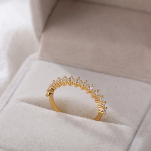 Macro detail van een 18K vergulde ring met zirkonia pavézetting in een fluwelen doos