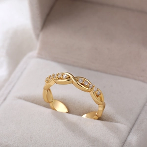 Close-up van verstelbare 18K vergulde gedraaide ring bezet met sprankelende zirkonia