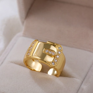 Detail van 18K gouden gesp ring met zirkonia steentjes in een beige fluwelen sieradendoosje