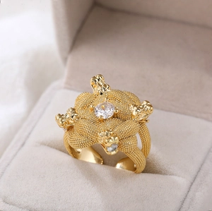 Detail van de 18K gouden ring met een korrelige textuur en sprankelende leeuwenkop zirkonia