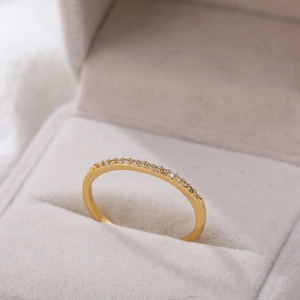 Macro-opname van een 18K vergulde ring met fijne zirkonia steentjes in een doosje