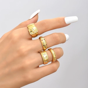 Detail van vintage 18K vergulde verstelbare ringen met zirkonia en sterrenreliëfpatronen