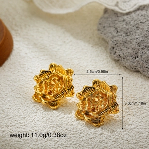 Detailopname van 18K gouden zonnebloem oorbellen met afmetingen van 2,5 cm breed en 3,0 cm