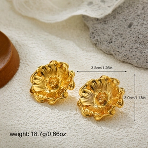 Detail van 18K goud vergulde zonnebloem oorbellen met afmetingen 3,2cm bij 3,0cm