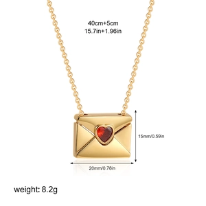 Detail of 18K gold envelope necklace with dimensions 20x15mm and 40+5cm chain length
