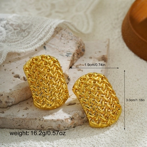 Vista detallada de aretes trenzados en oro de 18K con medidas de 1,9 cm x 3,0 cm
