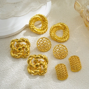Set de cuatro pendientes geométricos de oro de 18K con nudos y diseños tejidos