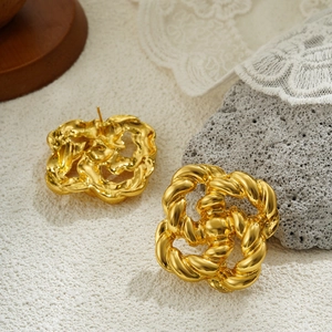 Detalle de pendientes de nudo en oro de 18K con acabado de metal texturizado retro