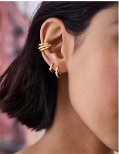 Κοντινό πλάνο σετ σκουλαρίκια ear cuff 18K με ζιργκόν για κομψή εμφάνιση σε επίπεδα