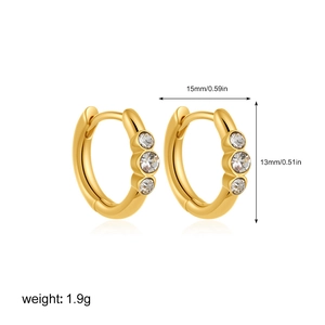 Λεπτομερής προβολή των χρυσών κρίκων 18K με διαστάσεις 15mm και βάρος στα 1,9g