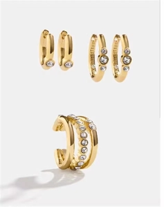 Λεπτομέρεια από σετ σκουλαρίκια ear cuff και κρίκους με χρυσή επίστρωση 18K και ζιργκόν