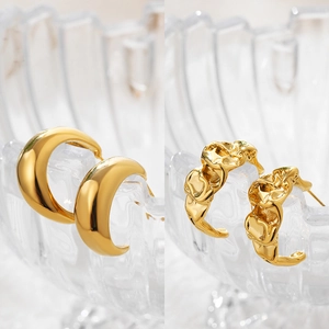 Polierte und texturierte C-förmige 18K Gold-Edelstahlohrringe im minimalistischen Look